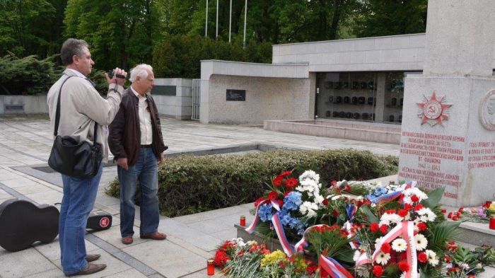 У памятника красноармейцам, погибшим в Моравии